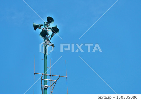 公園に設置されている防災無線屋外子機（防災行政無線） 130535080