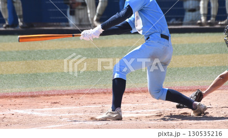 スイングするバッター 130535216