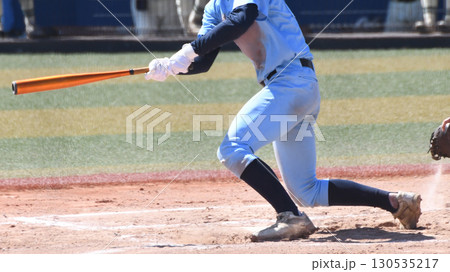 スイングするバッター 130535217