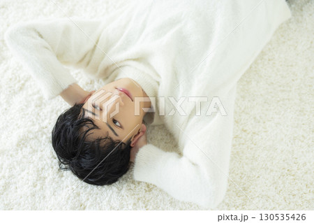 寝転がるニットの男性 寝転がるニットの男性 130535426