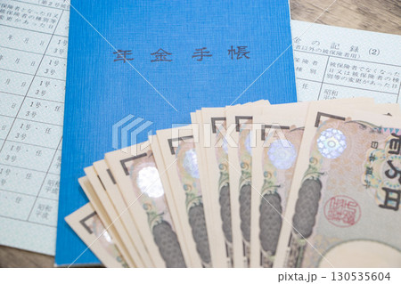 年金手帳 お金 年金手帳 お金 130535604