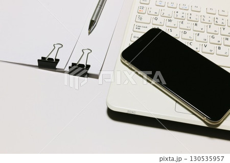 ビジネスイメージ デスクワーク 書類の作成 モノトーン 3:2 ビジネスイメージ デスクワーク 書類の作成 モノトーン 3:2 130535957