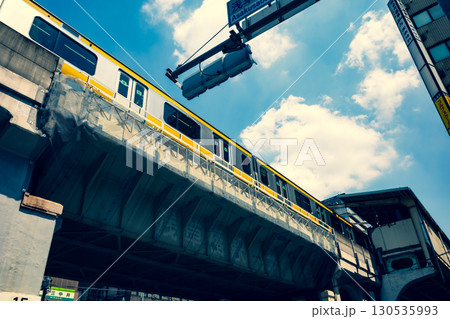 高架上のJR総武線と浅草橋駅 2025.08　暖色寒色強調 130535993