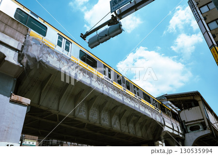 高架上のJR総武線と浅草橋駅 2025.08　ライトカラー 130535994
