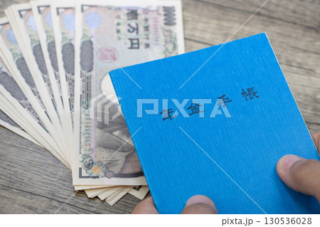 年金手帳 お金 130536028