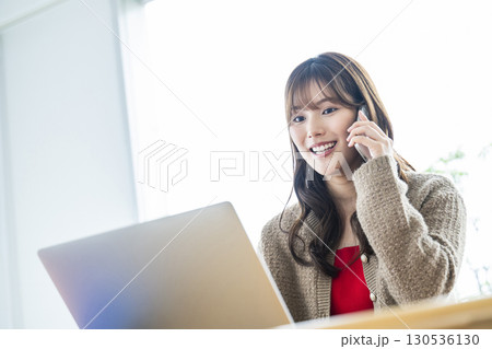 若い女性 テレワーク リモートワーク 電話 若い女性 テレワーク リモートワーク 電話 130536130