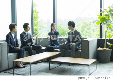 ミーティングするビジネスマン　 130536157