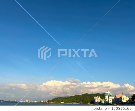 海岸から見た青空と白い雲 海岸から見た青空と白い雲 130536163