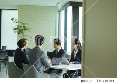 ミーティングするビジネスマン  ミーティングするビジネスマン  130536164