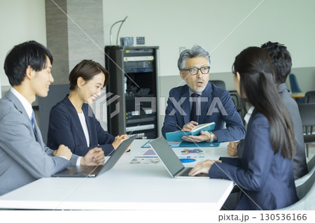 ミーティングするビジネスマン ミーティングするビジネスマン 130536166