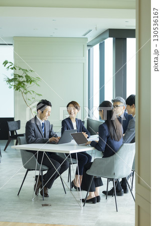 ミーティングするビジネスマン　 130536167