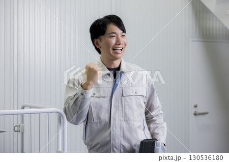 台車を押す作業着の男性 台車を押す作業着の男性 130536180