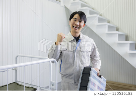 台車を押す作業着の男性 台車を押す作業着の男性 130536182