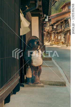 昭和レトロを感じる狸の置物 130536248