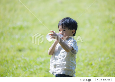 ペットボトル飲料を飲む子供 130536261