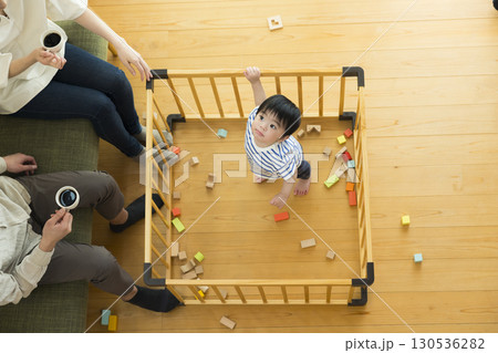 リビングのファミリー 130536282