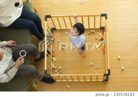 リビングのファミリー 130536283