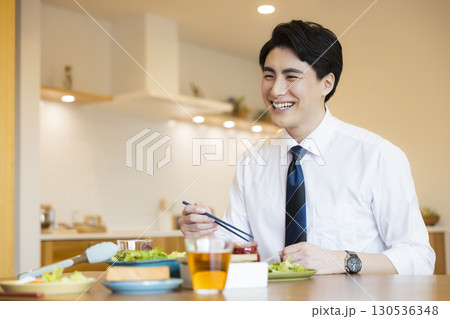 朝食を食べる男性 130536348