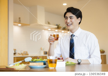 朝食を食べる男性 130536349