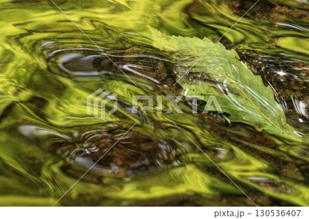 水面に反射する波紋 130536407