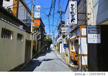新潟市中央区の昔の花街だった古町、鍋茶屋通りの坂内小路から先の景観 130536458