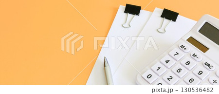 ビジネスイメージ　バナー素材　デスクワーク　書類の作成　コピースペース 130536482