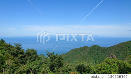 弥彦山パノラマタワー駐車場から日本海と佐渡島を望む 130536565