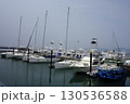 2020年8月8日、神奈川県葉山町：葉山マリーナのヨットハーバーに係留されているボートやヨット 130536588