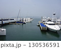 2020年8月8日、神奈川県葉山町：葉山マリーナのヨットハーバーに係留されているボートやヨット 130536591