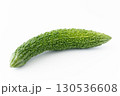 白背景に1本のゴーヤ 130536608