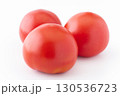 白背景に3個のトマト 130536723