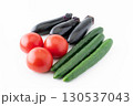 白背景にトマトとナスと胡瓜（夏野菜） 130537043