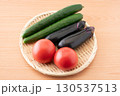竹ざるに載せたトマトとナスと胡瓜（夏野菜） 130537513