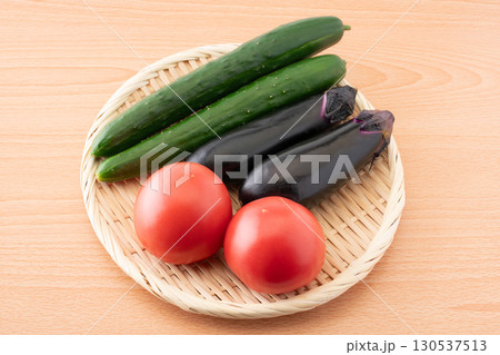 竹ざるに載せたトマトとナスと胡瓜(夏野菜) 竹ざるに載せたトマトとナスと胡瓜(夏野菜) 130537513