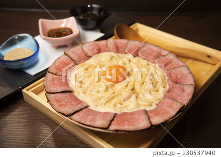 カルボナーラうどん、ローストビーフ カルボナーラうどん、ローストビーフ 130537940