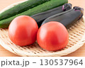 竹ざるに載せたトマトとナスと胡瓜（夏野菜）のクローズアップ 130537964