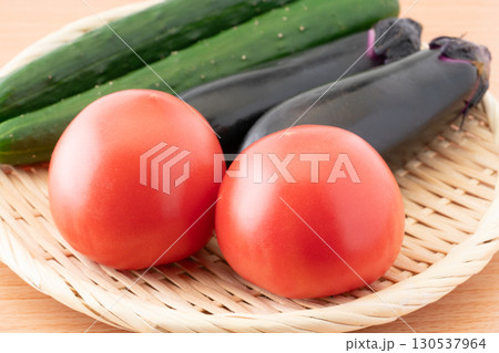 竹ざるに載せたトマトとナスと胡瓜（夏野菜）のクローズアップ 130537964