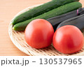 竹ざるに載せたトマトとナスと胡瓜（夏野菜）のクローズアップ 130537965