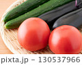 竹ざるに載せたトマトとナスと胡瓜（夏野菜）のクローズアップ 130537966