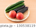竹ざるに載せた瑞々しいトマトとナスと胡瓜（夏野菜） 130538119