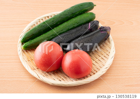 竹ざるに載せた瑞々しいトマトとナスと胡瓜(夏野菜) 竹ざるに載せた瑞々しいトマトとナスと胡瓜(夏野菜) 130538119