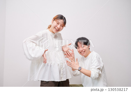 向き合う夫婦 妊婦 マタニティ 向き合う夫婦 妊婦 マタニティ 130538217