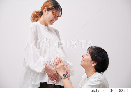 向き合う夫婦　妊婦　マタニティ 130538233