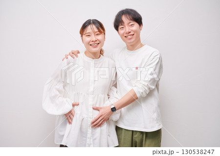 向き合う夫婦 妊婦 マタニティ 向き合う夫婦 妊婦 マタニティ 130538247