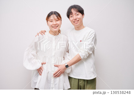 向き合う夫婦 妊婦 マタニティ 向き合う夫婦 妊婦 マタニティ 130538248