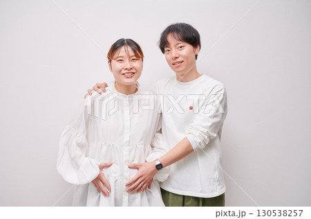 向き合う夫婦 妊婦 マタニティ 向き合う夫婦 妊婦 マタニティ 130538257