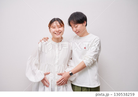 向き合う夫婦 妊婦 マタニティ 向き合う夫婦 妊婦 マタニティ 130538259
