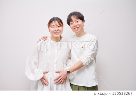 向き合う夫婦 妊婦 マタニティ 向き合う夫婦 妊婦 マタニティ 130538267