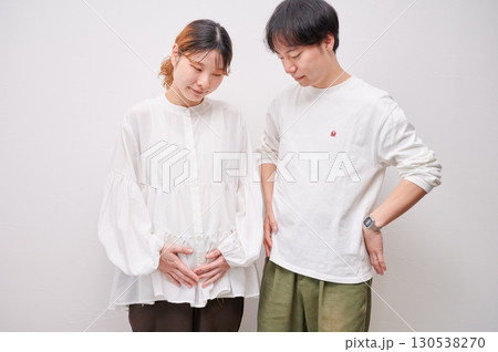 向き合う夫婦 妊婦 マタニティ 向き合う夫婦 妊婦 マタニティ 130538270