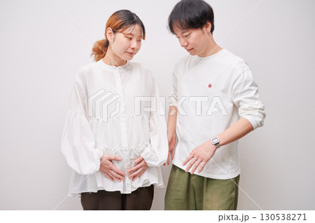 向き合う夫婦 妊婦 マタニティ 向き合う夫婦 妊婦 マタニティ 130538271